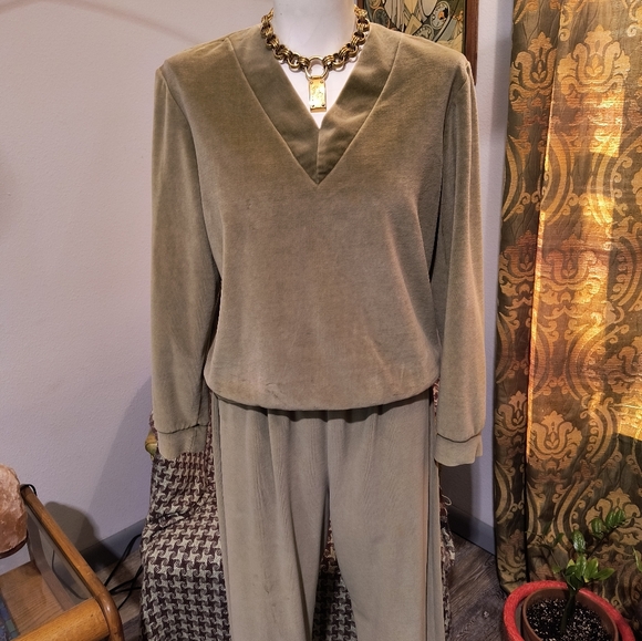 Vtg Gertrude Davenport Olive Green Velour Track Suit Set V Neck Top and Pants - Picture 12 of 14